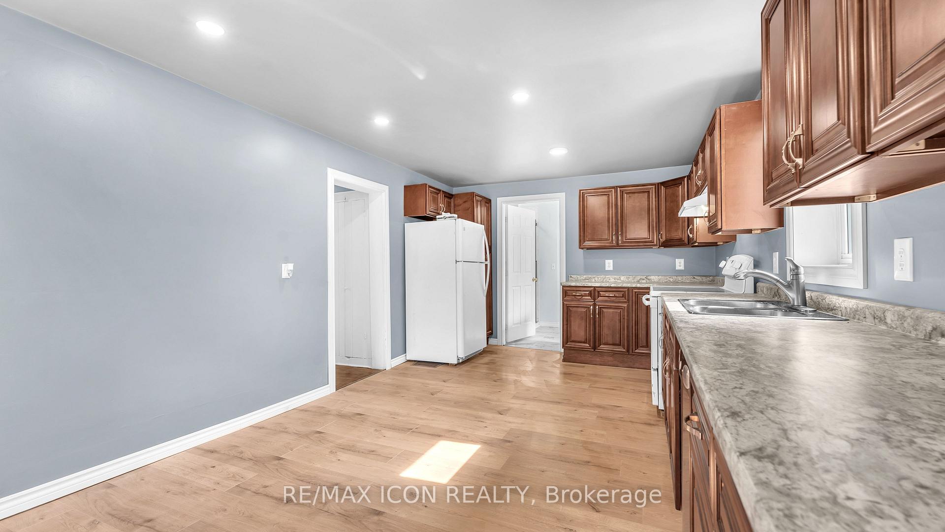 Photo 3 of 184 Catherine Street, North Middlesex, Parkhill — HOMEH