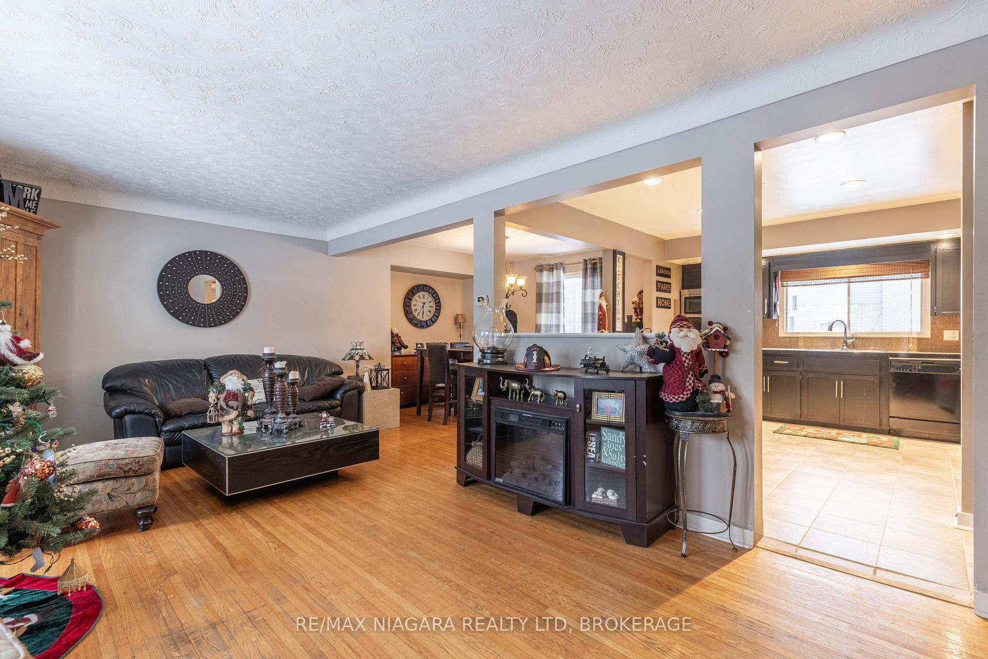 Photo 4 of 6871 Corwin Crescent, Niagara Falls, Dorchester — HOMEH