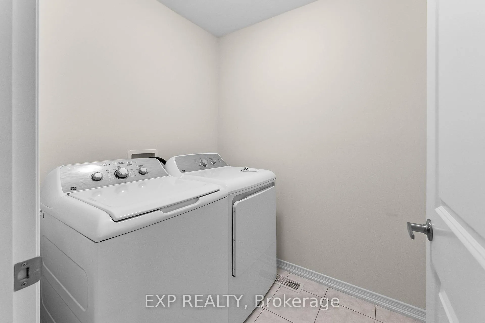 Photo 17 of Unit 15, 8273 Tulip Tree Drive, Niagara Falls, Brown — HOMEH