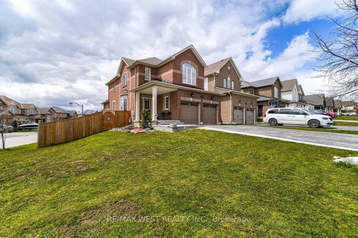 Photo 2 of 1200 Langley Circle, Oshawa, Pinecrest — HOMEH
