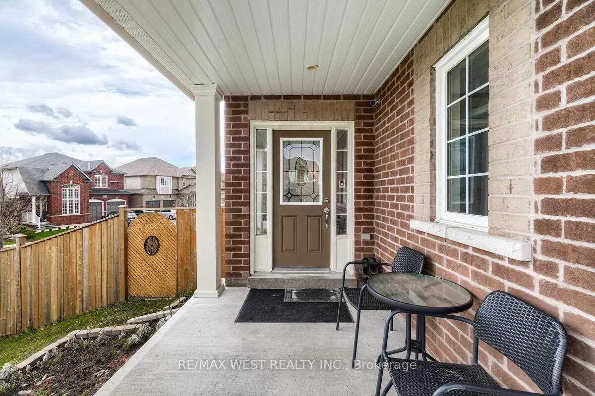 Photo 3 of 1200 Langley Circle, Oshawa, Pinecrest — HOMEH