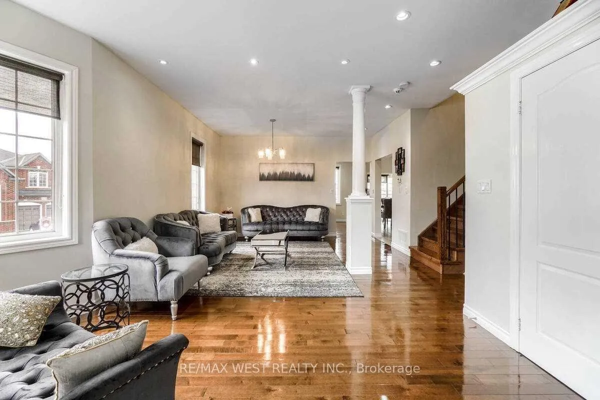 Photo 4 of 1200 Langley Circle, Oshawa, Pinecrest — HOMEH