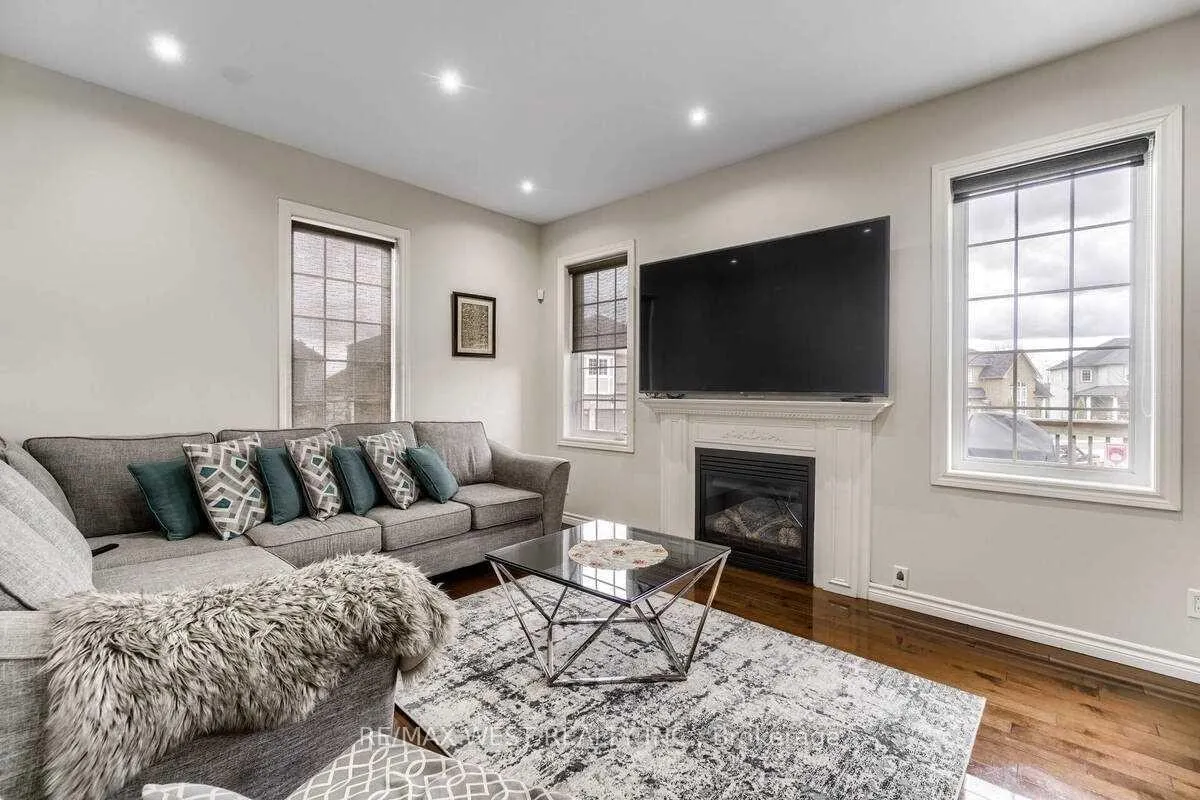 Photo 8 of 1200 Langley Circle, Oshawa, Pinecrest — HOMEH