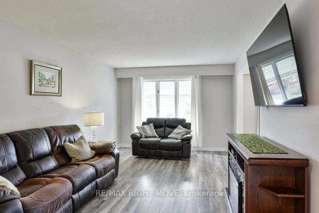 Photo 11 of 6 Lindsay Crescent, Orillia — HOMEH
