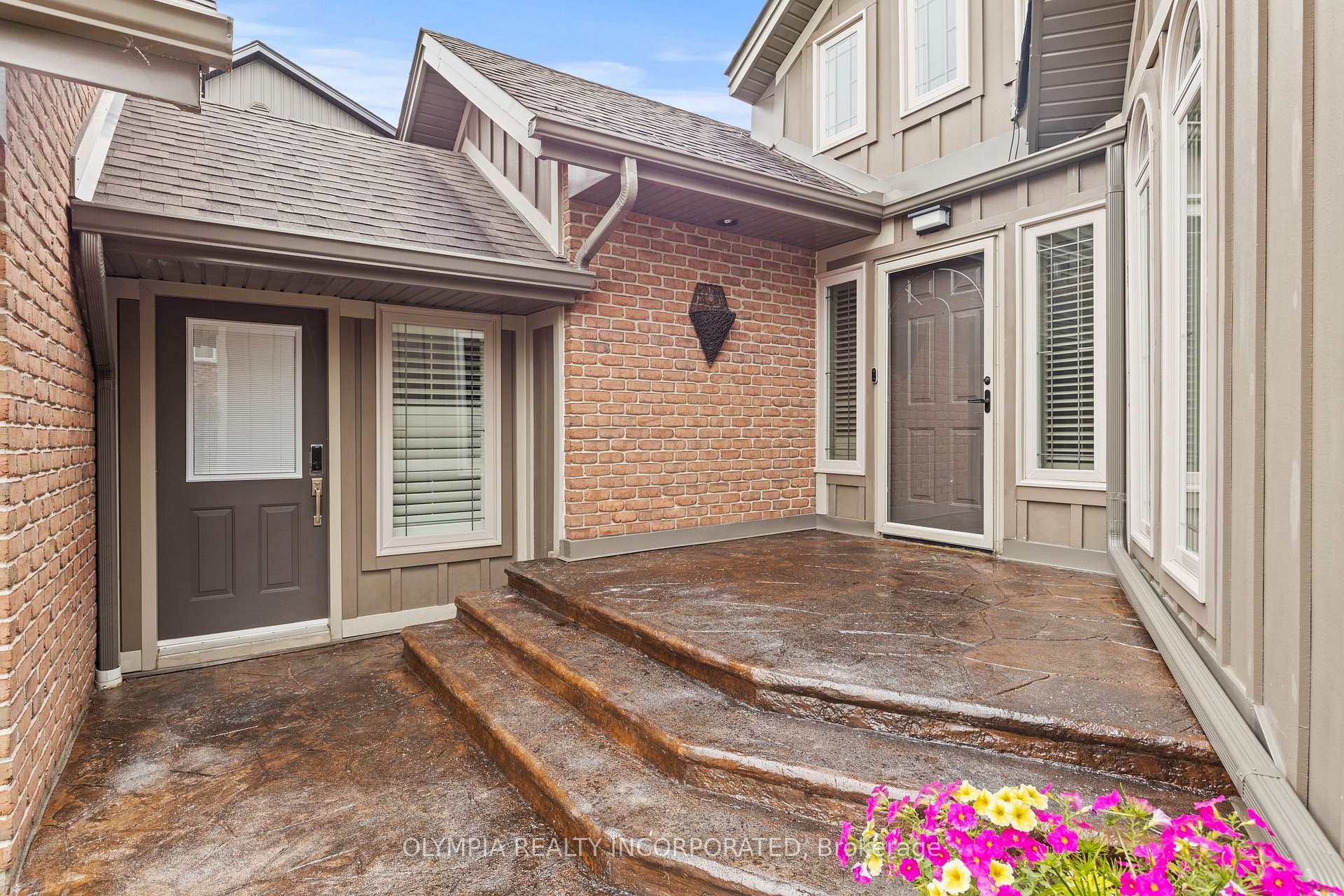 Photo 3 of 8198 Mount Olive Crescent, Niagara Falls, Mt. Carmel — HOMEH
