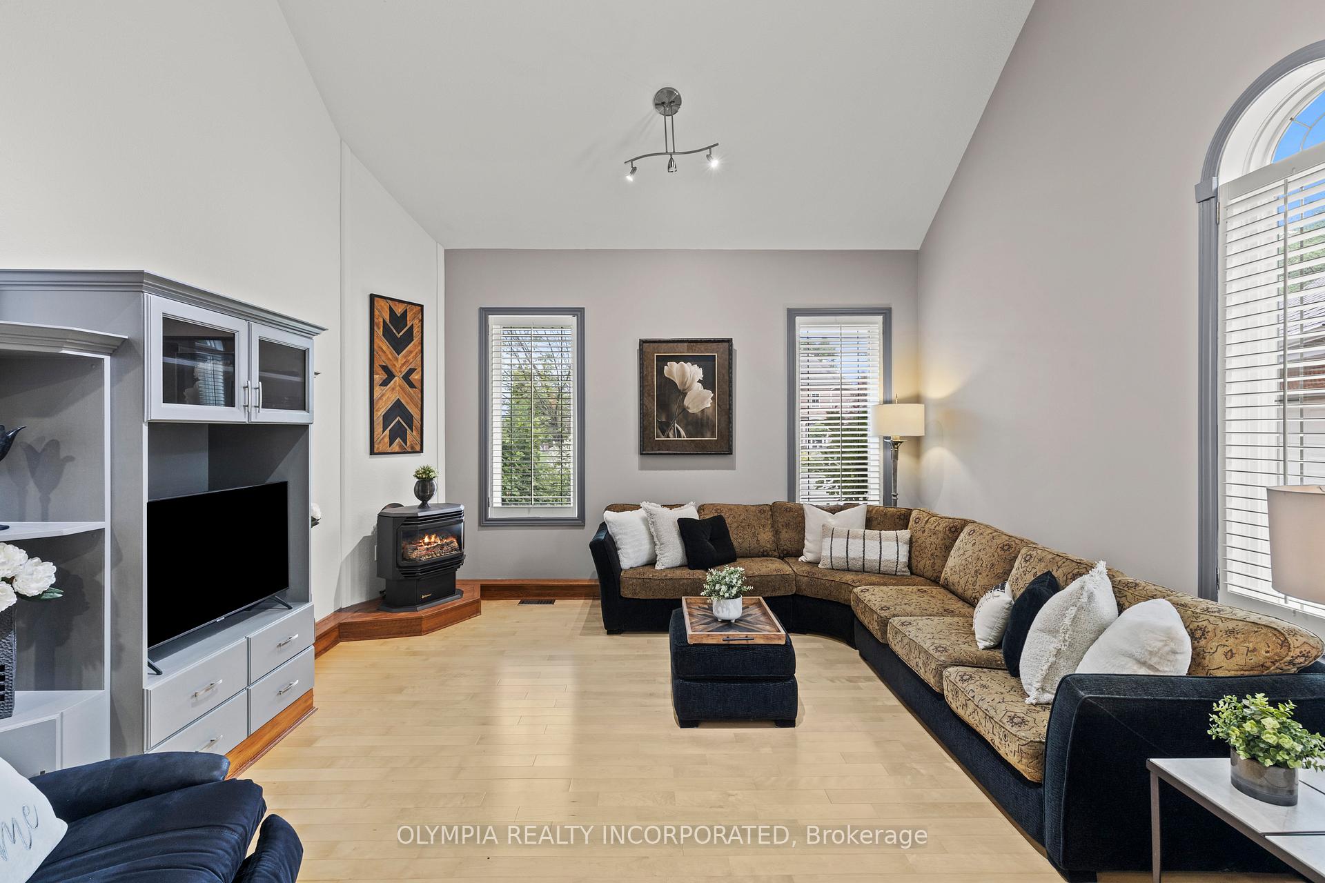 Photo 5 of 8198 Mount Olive Crescent, Niagara Falls, Mt. Carmel — HOMEH