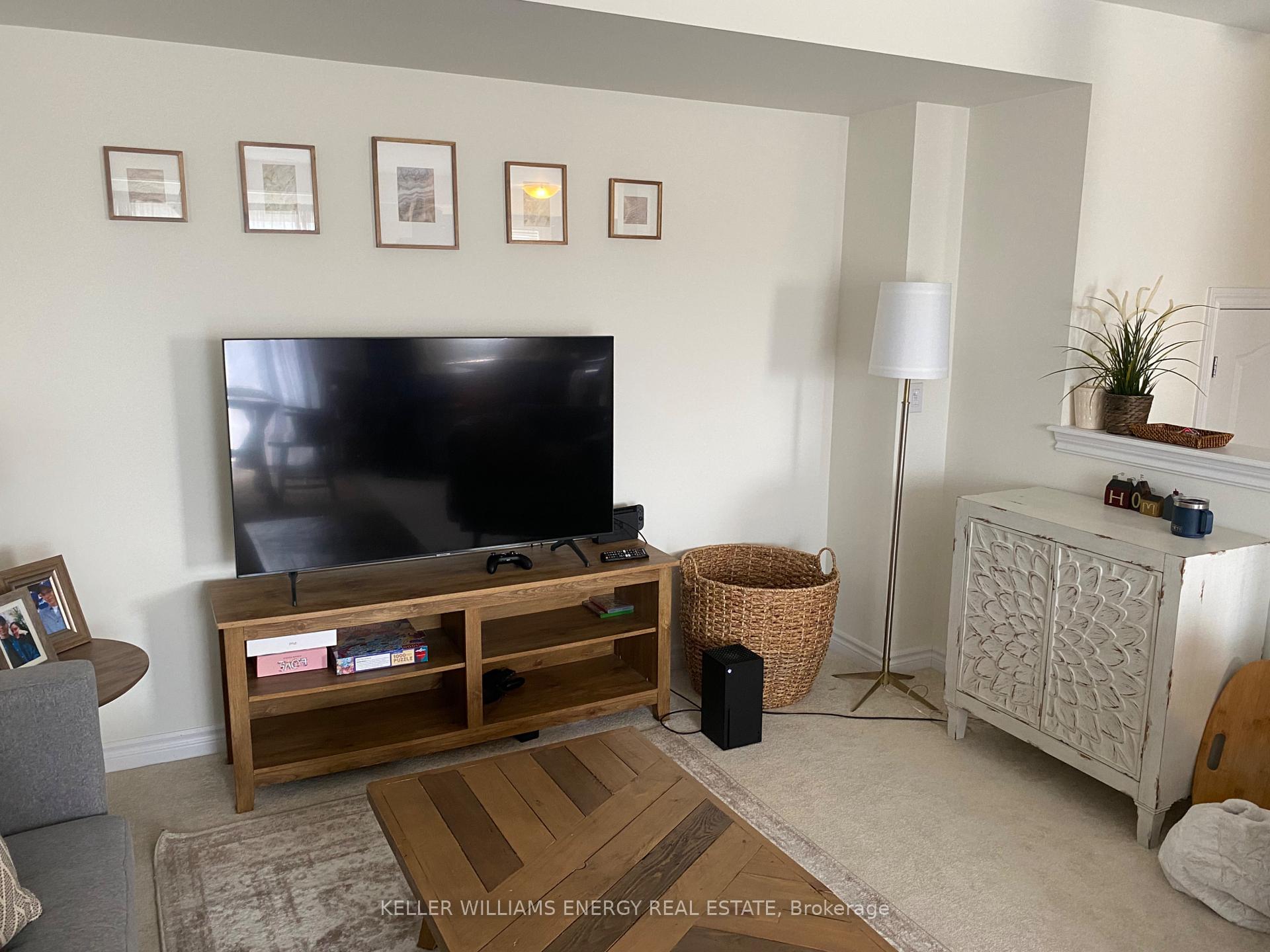 Photo 5 of 102 Tabaret Crescent, Oshawa, Windfields — HOMEH
