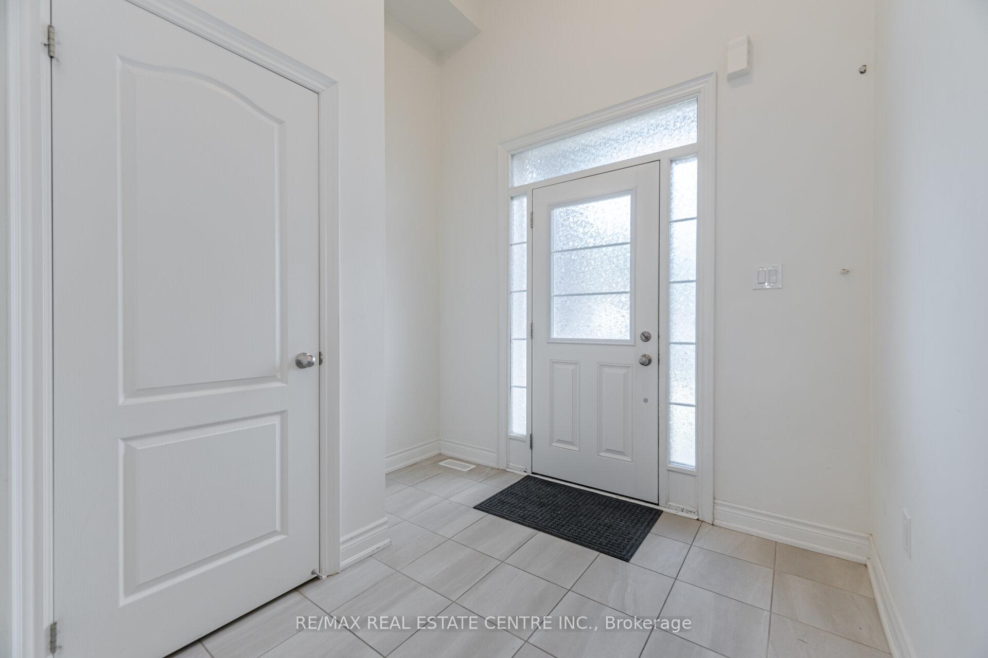 Photo 3 of 479 Izumi Gate, Milton, Ford — HOMEH