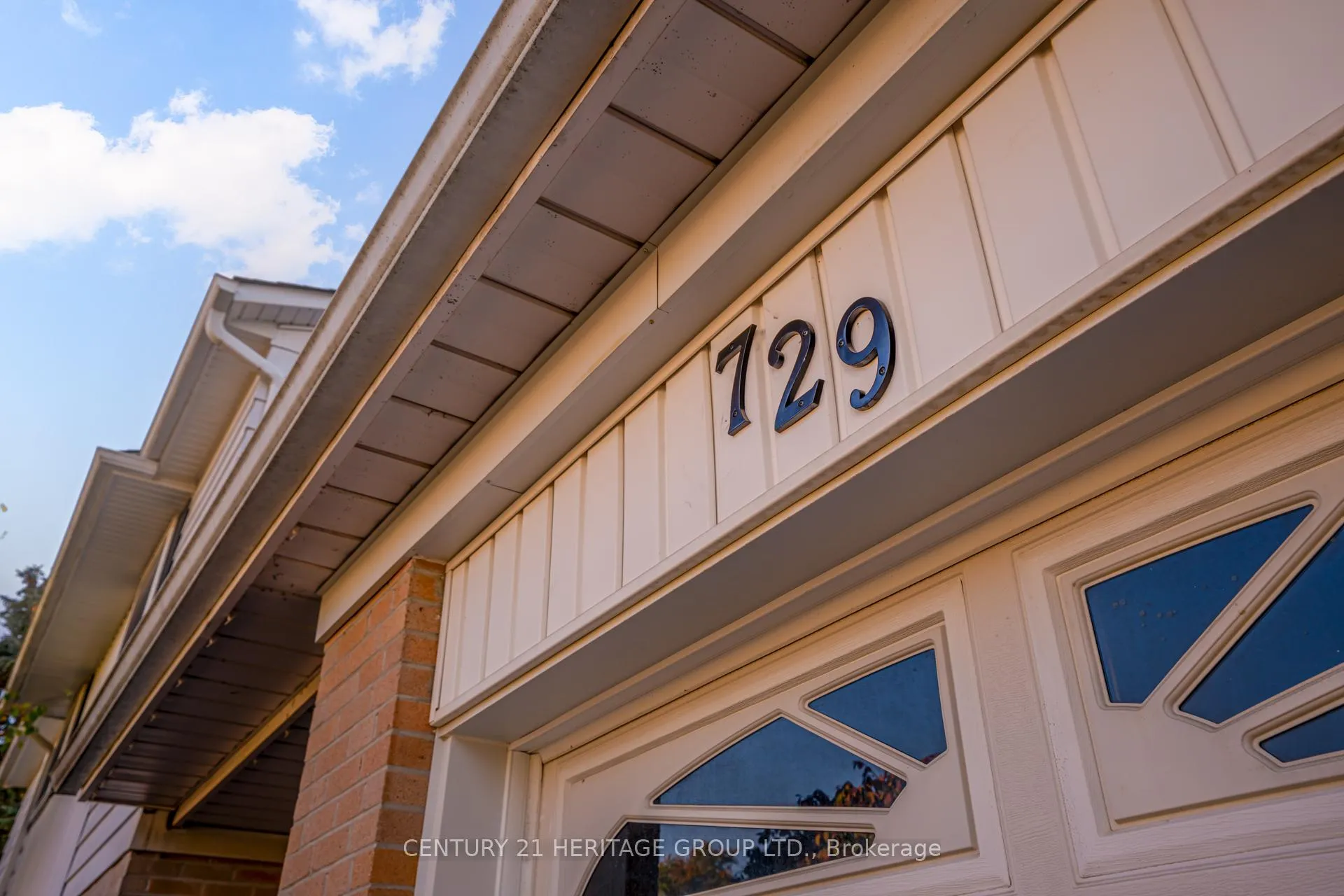 Photo 2 of 729 Beman Drive, Newmarket, Huron Heights-Leslie Valley — HOMEH