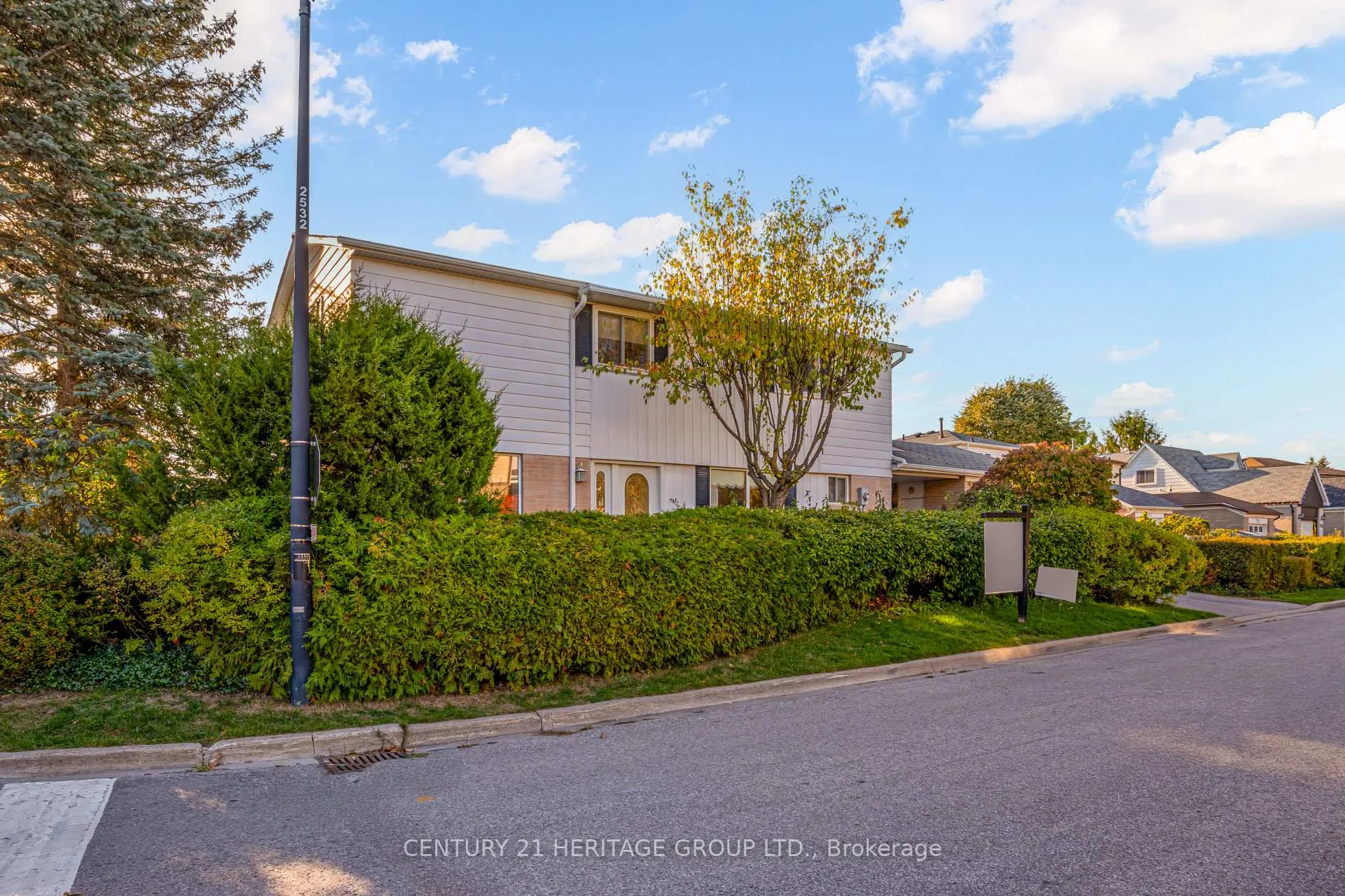 Photo 3 of 729 Beman Drive, Newmarket, Huron Heights-Leslie Valley — HOMEH