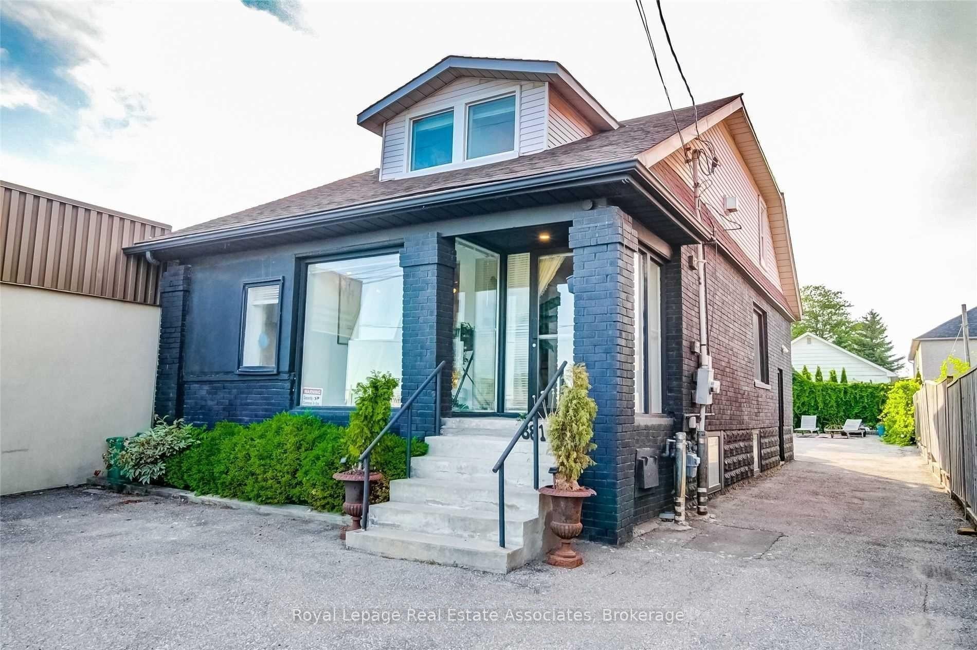 Front of 881 Lakeshore Road E