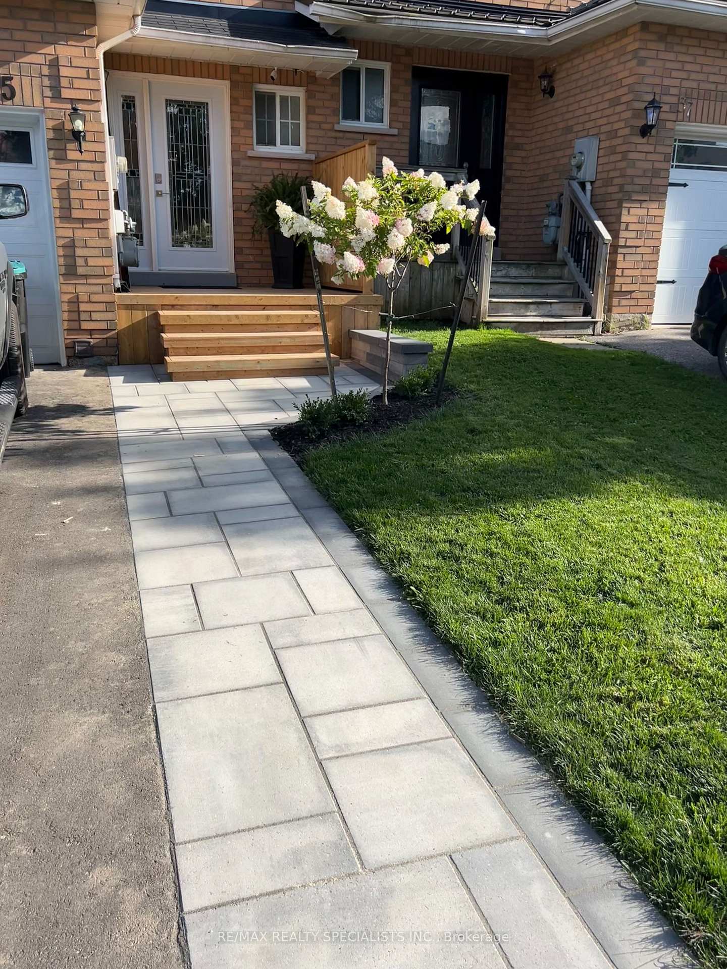 Photo 2 of 35 O'Leary Court, New Tecumseth, Tottenham — HOMEH