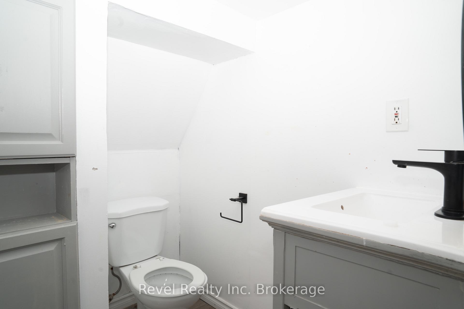 Photo 11 of 688 Douglas Street, North Bay, Central — HOMEH