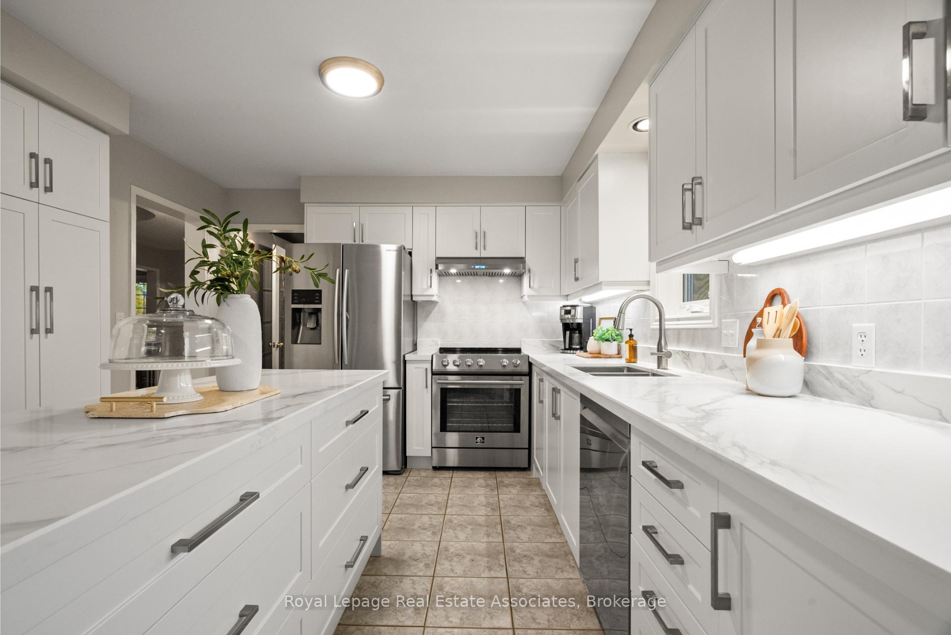 Photo 12 of 62 Pike Road, Oakville, River Oaks — HOMEH