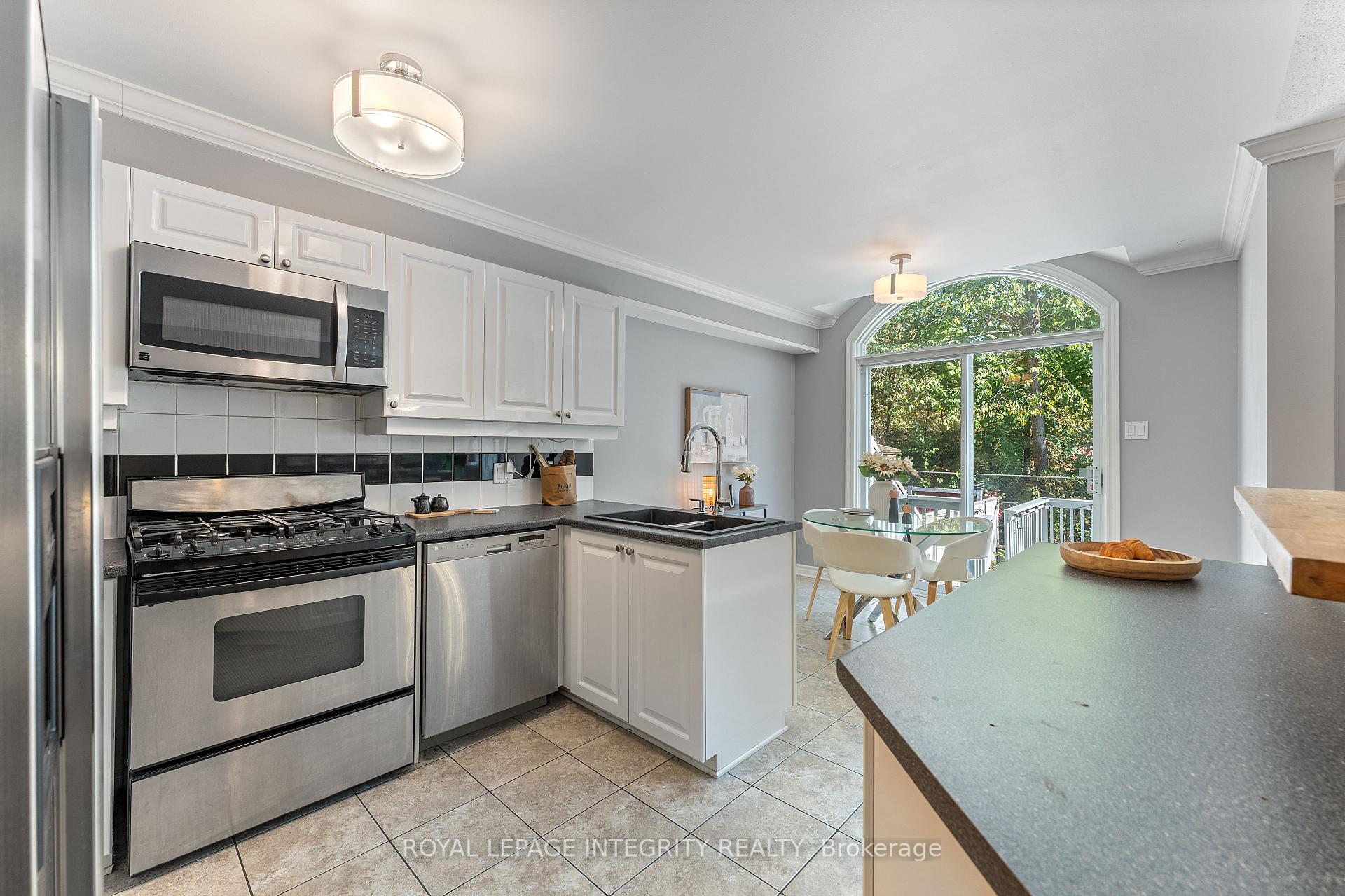 Photo 3 of 6308 Sablewood Place, Ottawa, Chapel Hill — HOMEH
