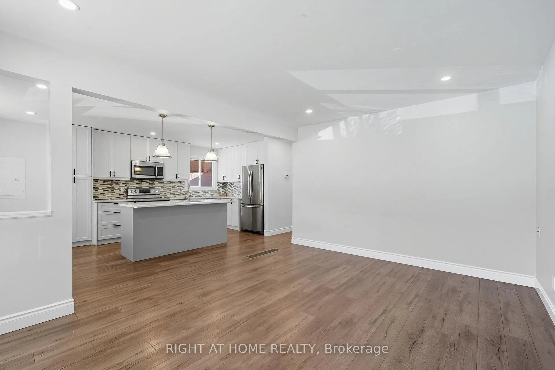 Photo 7 of 340 Grandview Street S, Oshawa, Donevan — HOMEH
