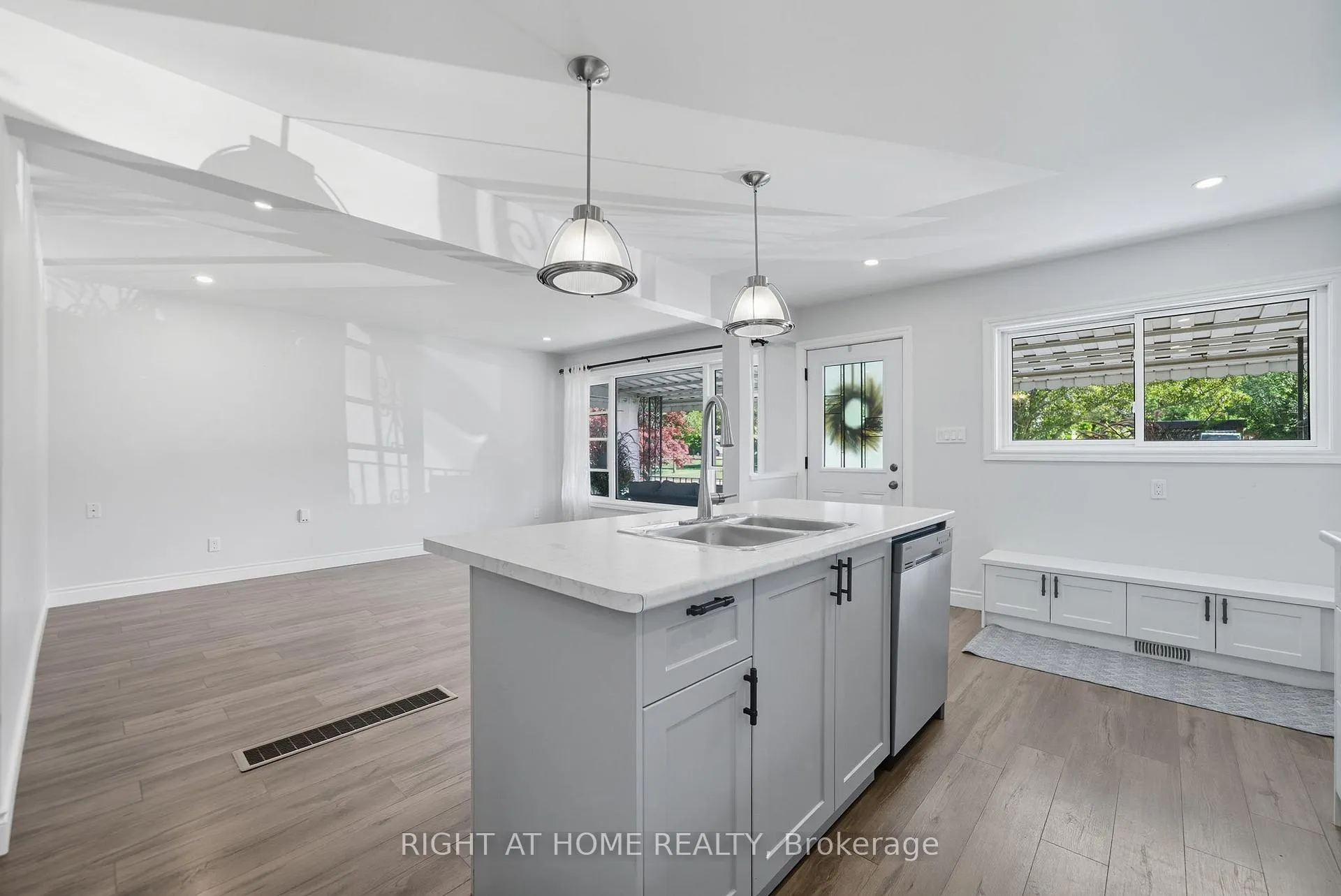Photo 9 of 340 Grandview Street S, Oshawa, Donevan — HOMEH