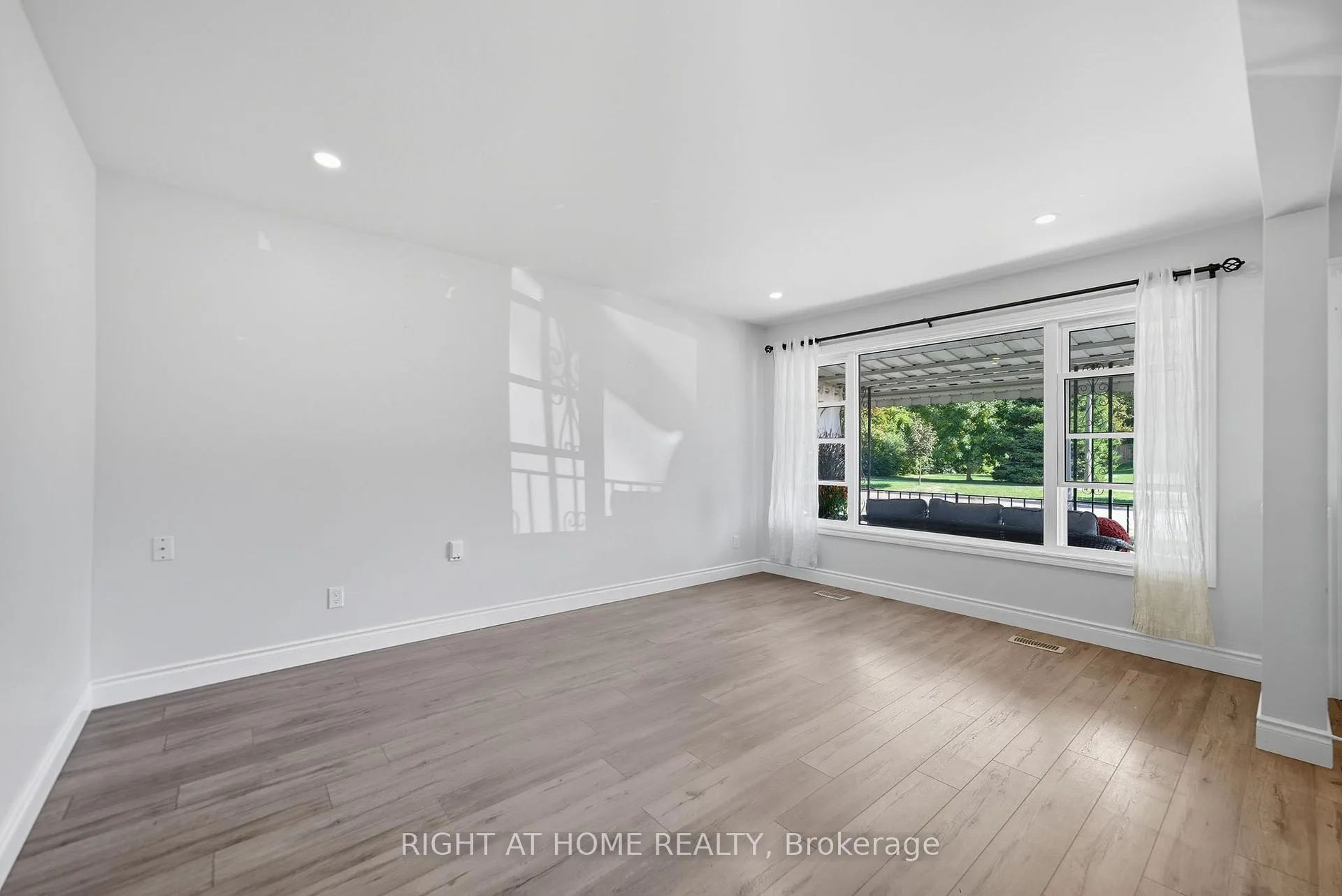 Photo 10 of 340 Grandview Street S, Oshawa, Donevan — HOMEH
