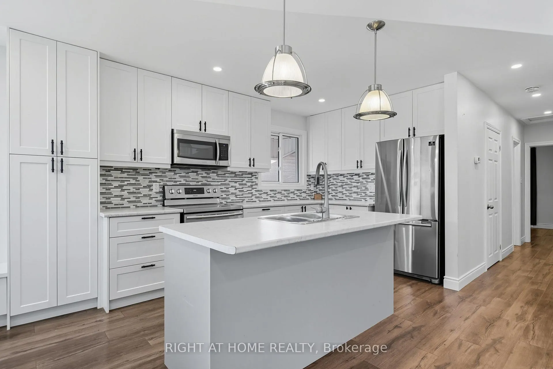 Photo 11 of 340 Grandview Street S, Oshawa, Donevan — HOMEH