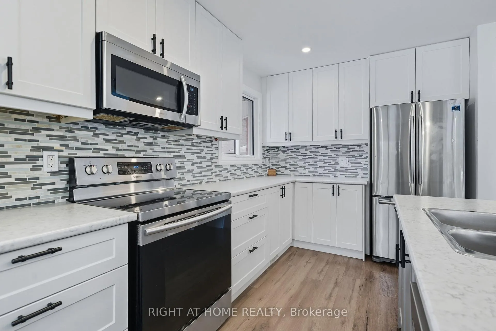Photo 12 of 340 Grandview Street S, Oshawa, Donevan — HOMEH