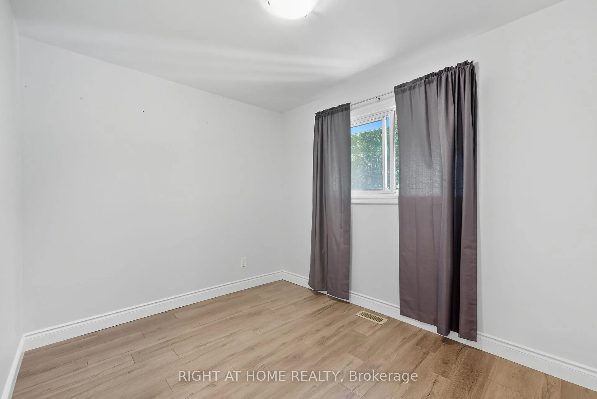 Photo 16 of 340 Grandview Street S, Oshawa, Donevan — HOMEH