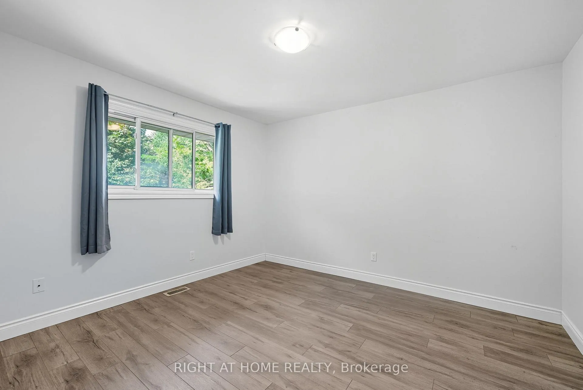Photo 18 of 340 Grandview Street S, Oshawa, Donevan — HOMEH