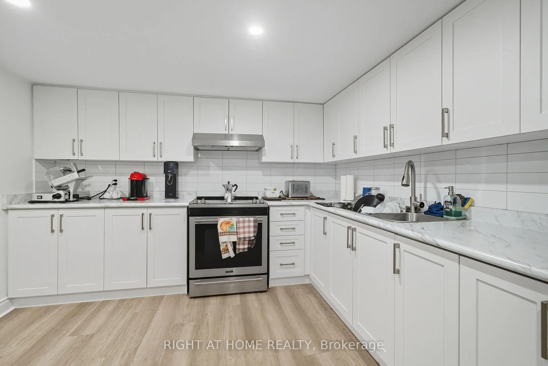Photo 24 of 340 Grandview Street S, Oshawa, Donevan — HOMEH