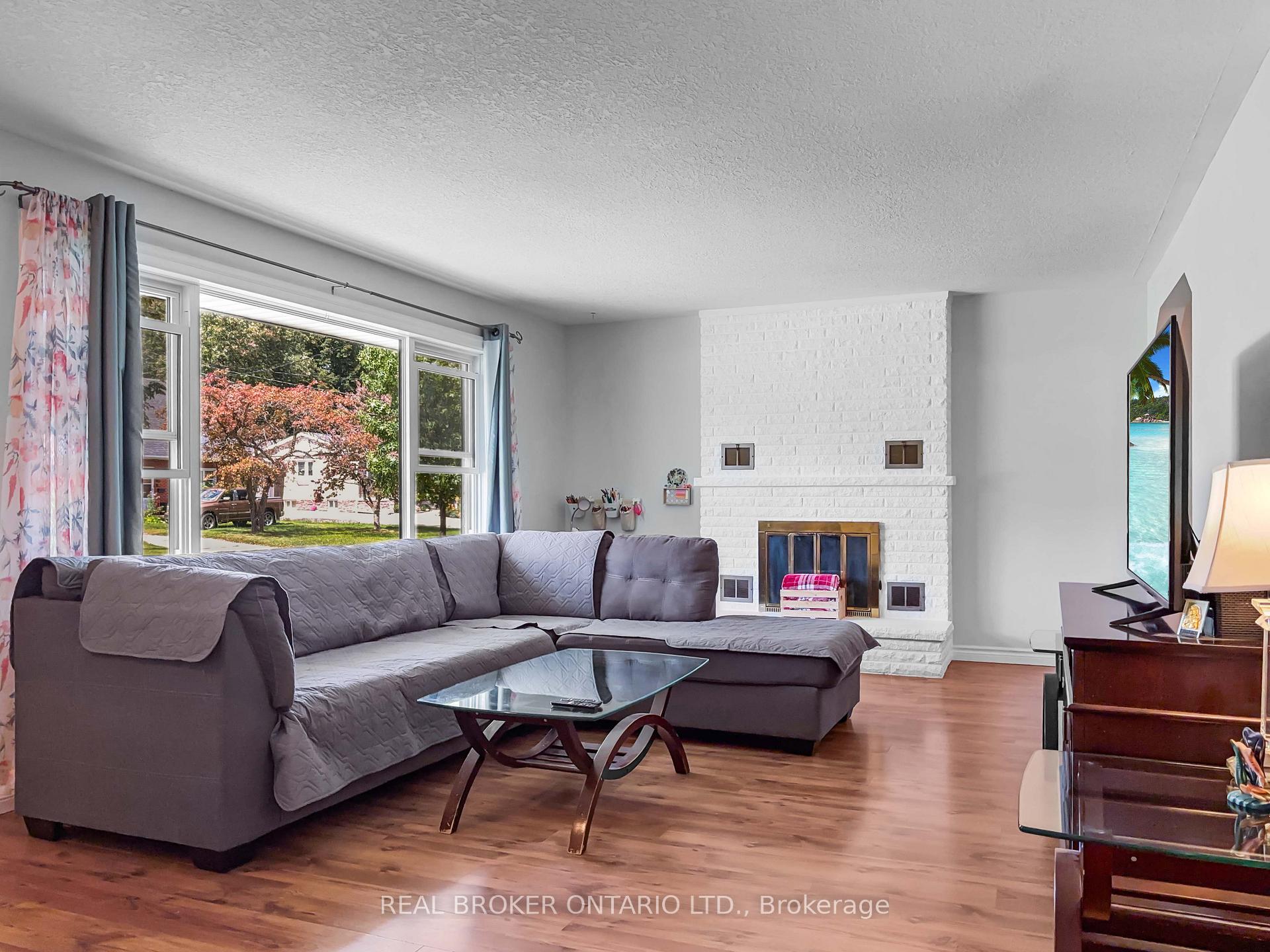 Photo 3 of 21 Richard Avenue, Norfolk, Simcoe — HOMEH
