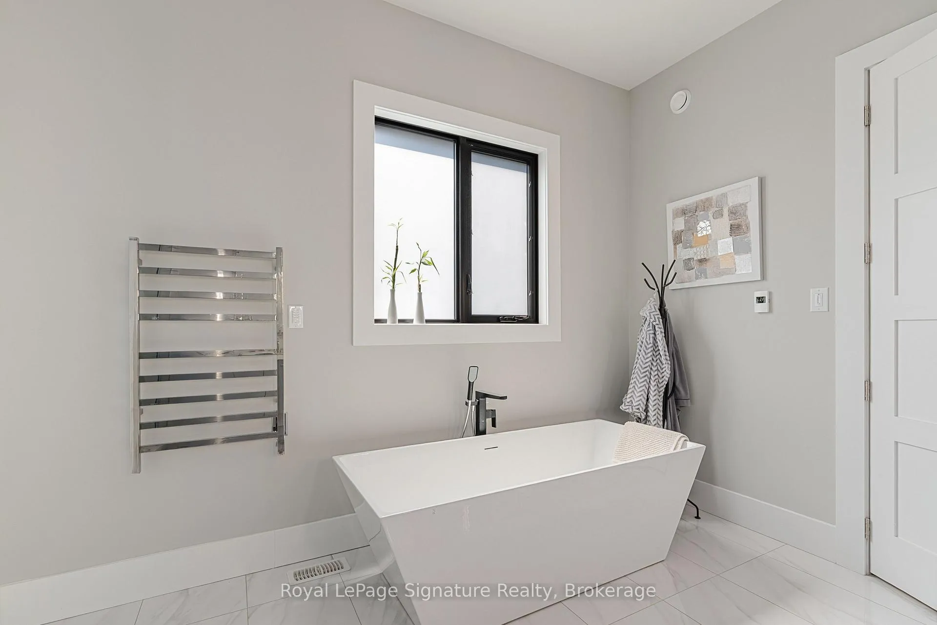 Photo 19 of 128 Arnot Crescent, Blue Mountains — HOMEH
