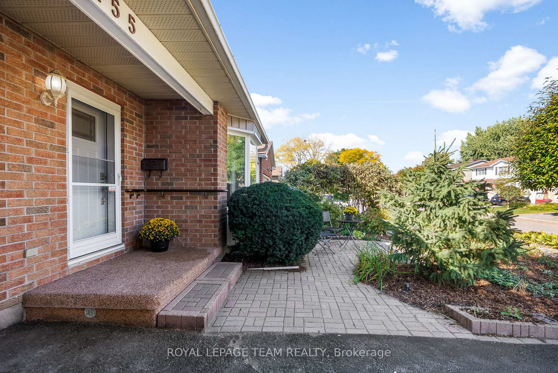 Photo 3 of 1155 Sauterne Park, Ottawa, Convent Glen — HOMEH