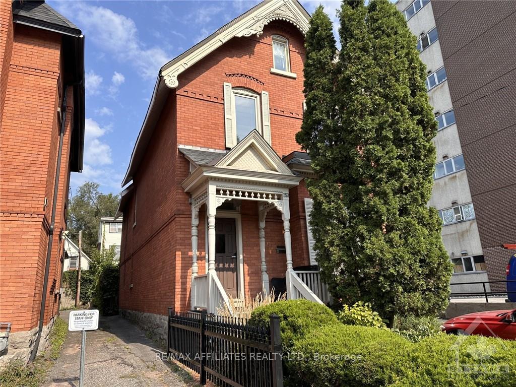 Front of 353 Waverley Street W