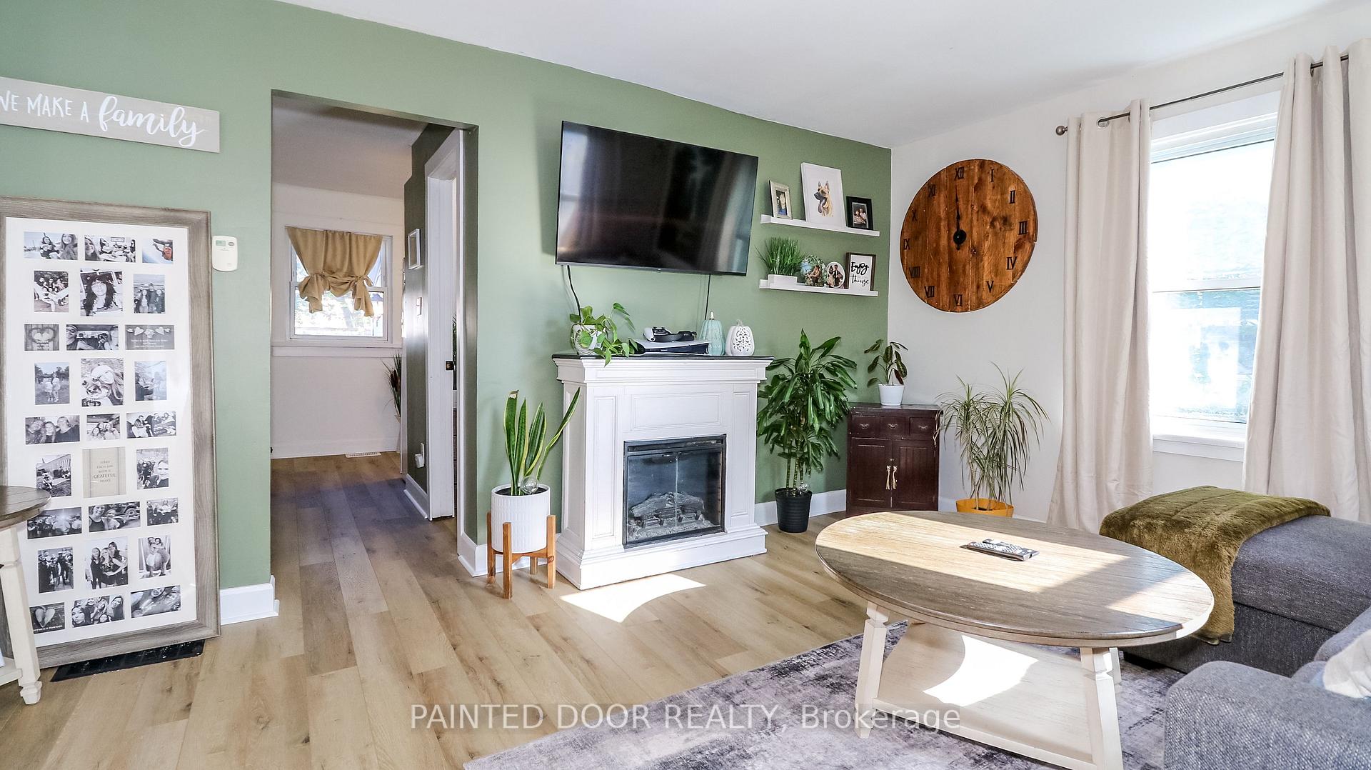Photo 3 of 7 Albany Avenue, Orillia — HOMEH