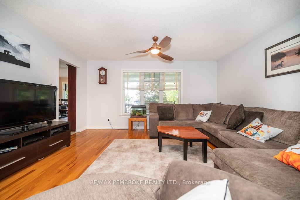 Photo 4 of 29 Holiday Lane, North Algona Wilberforce, North Algona/Wilberforce Twp — HOMEH