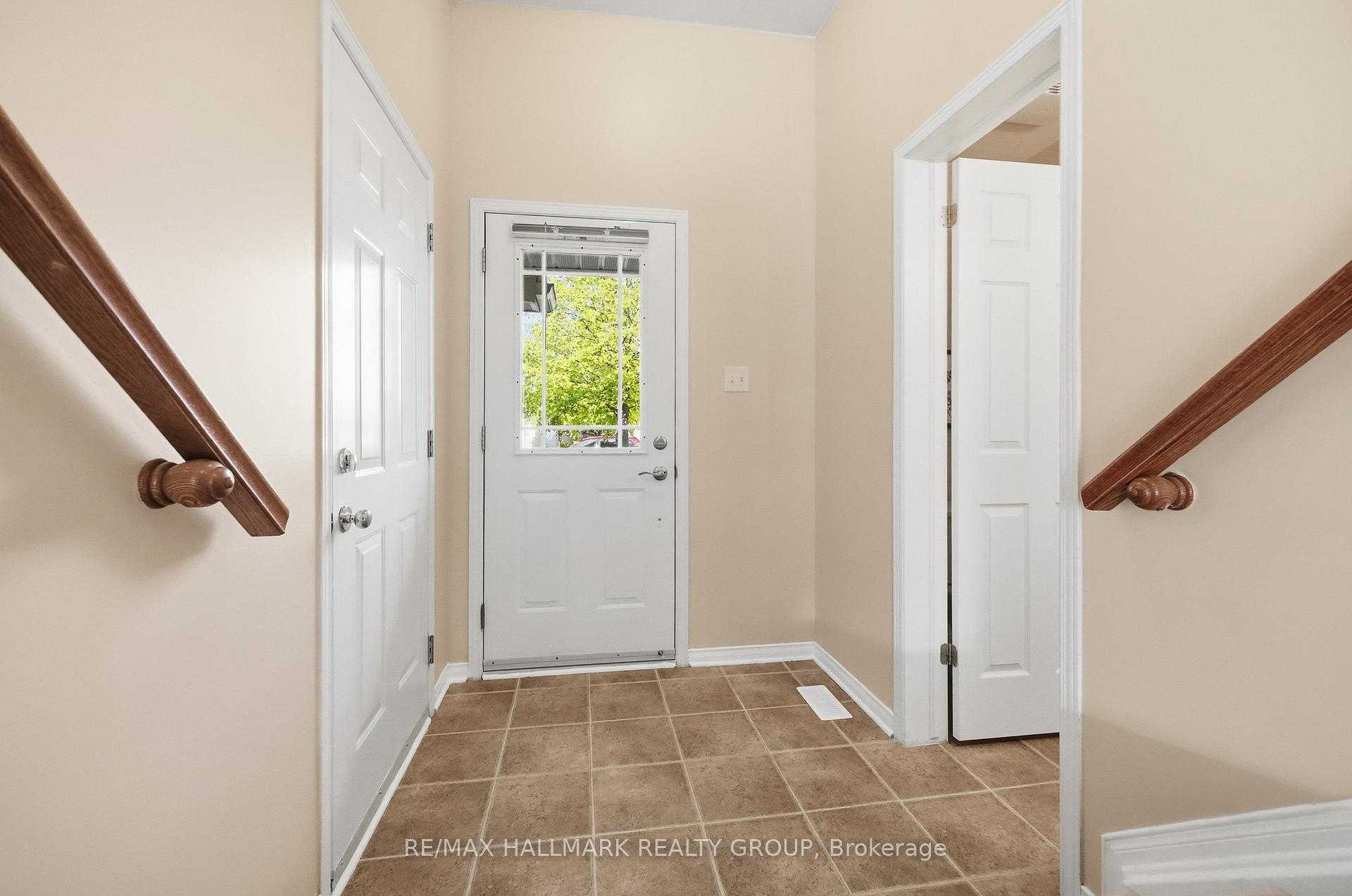 Photo 3 of 204 Greenridge Street, Ottawa, Chapel Hill — HOMEH