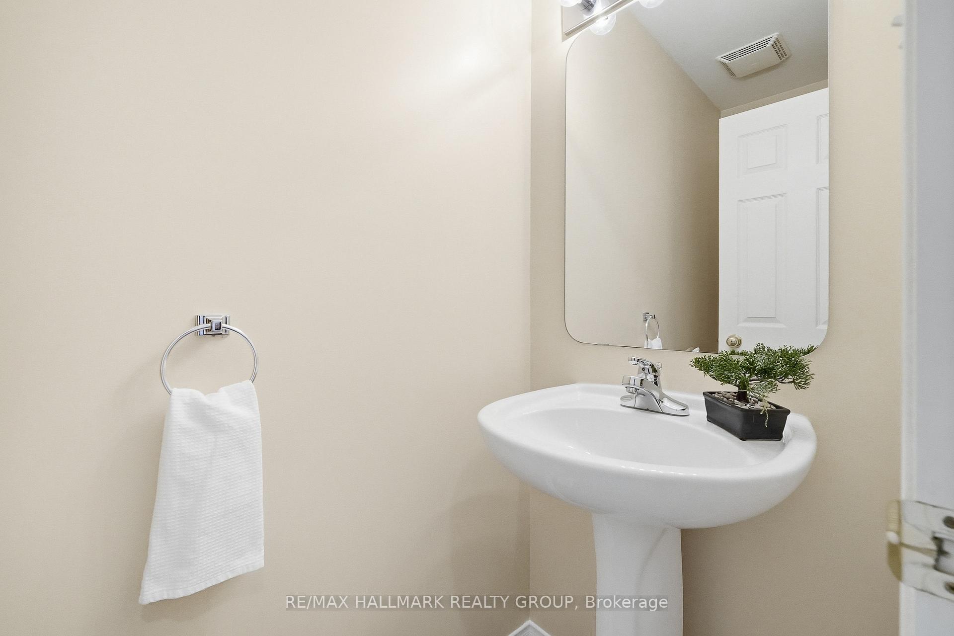 Photo 4 of 204 Greenridge Street, Ottawa, Chapel Hill — HOMEH