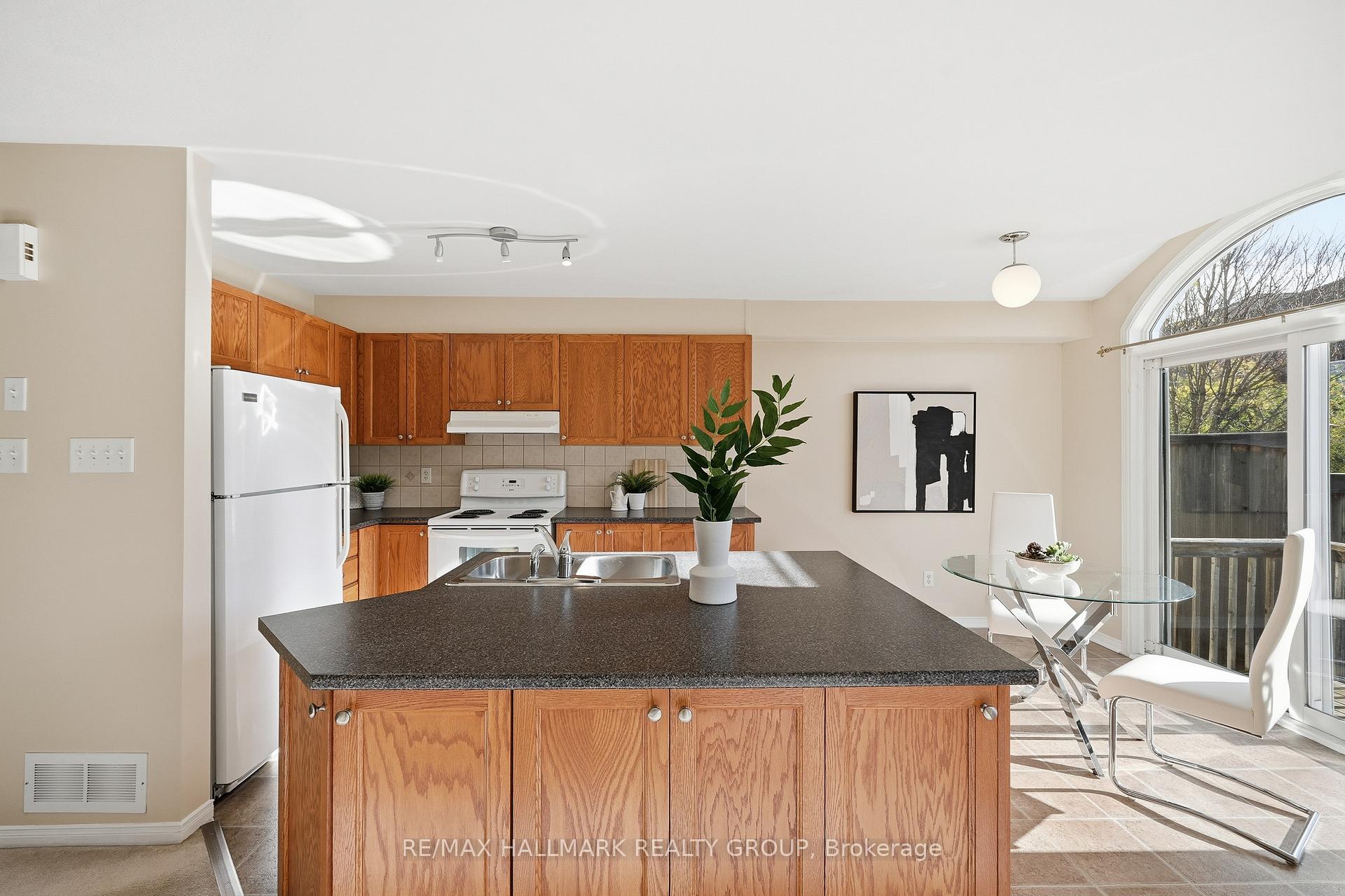 Photo 10 of 204 Greenridge Street, Ottawa, Chapel Hill — HOMEH