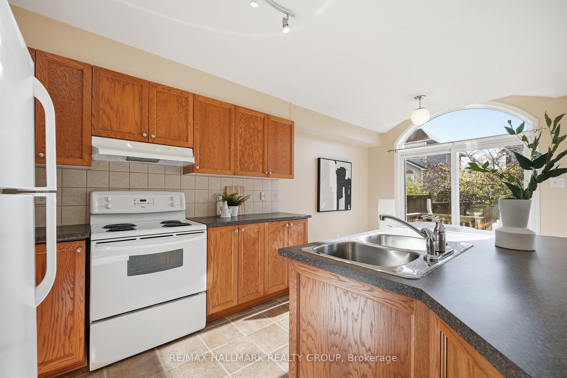 Photo 11 of 204 Greenridge Street, Ottawa, Chapel Hill — HOMEH