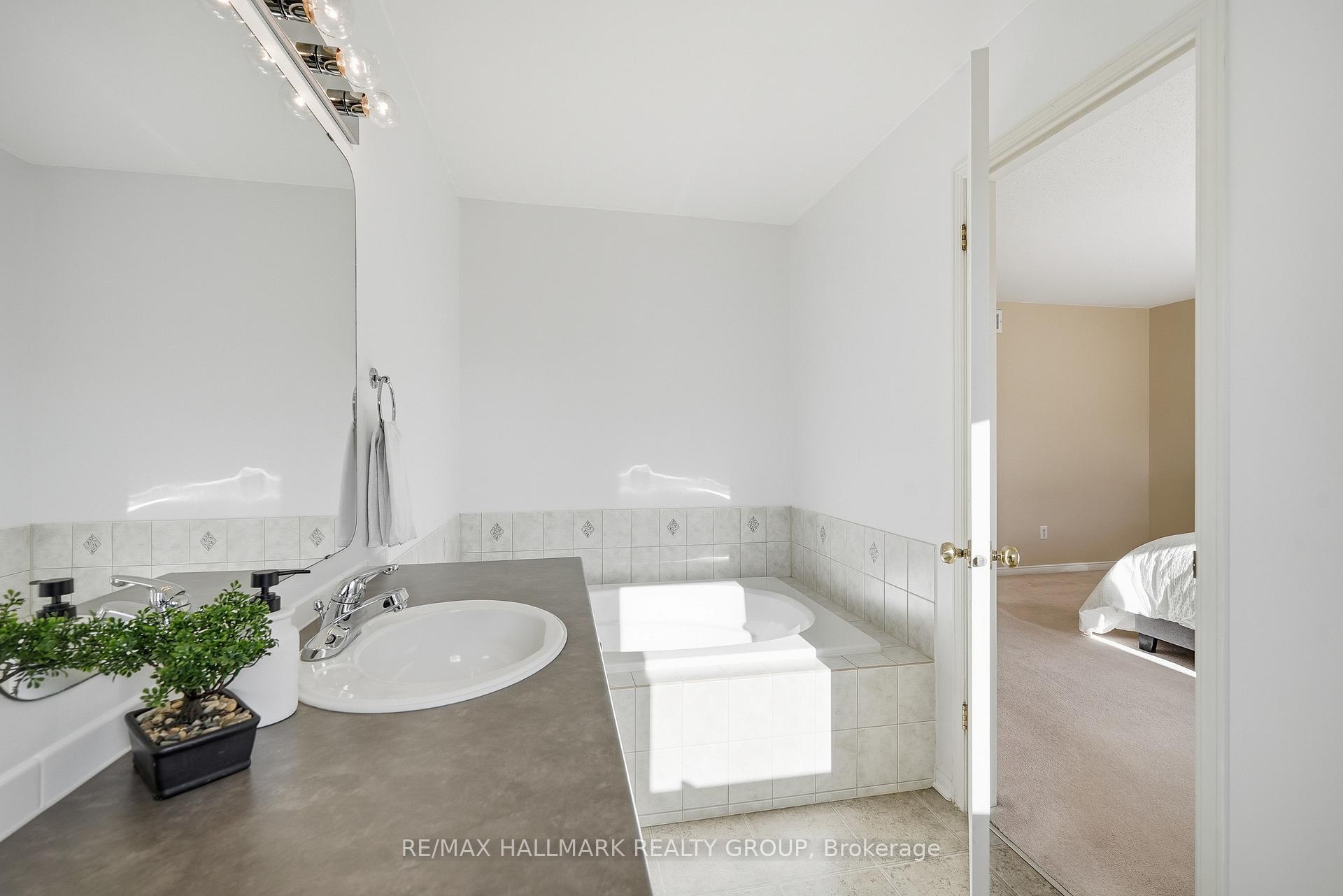 Photo 19 of 204 Greenridge Street, Ottawa, Chapel Hill — HOMEH