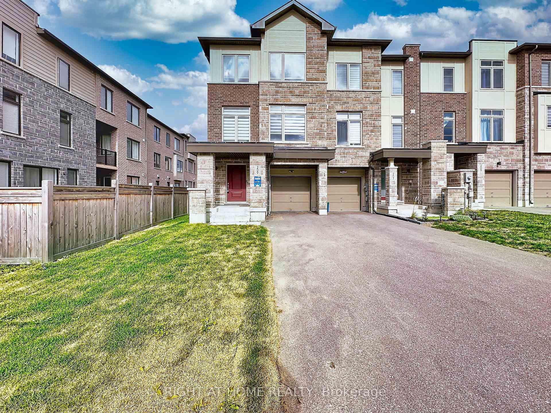 Photo 2 of 209 Vantage Loop, Newmarket, Woodland Hill — HOMEH