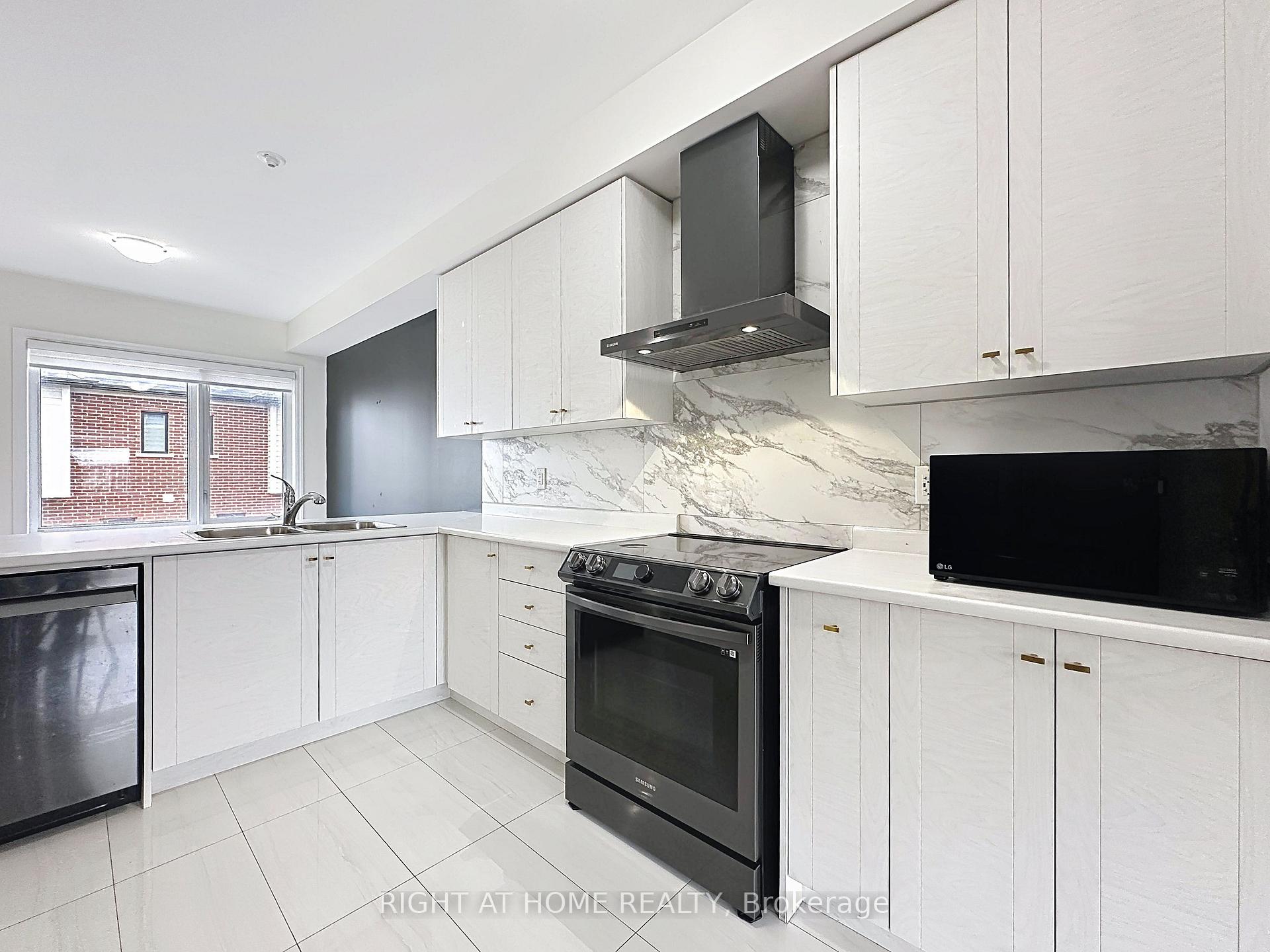 Photo 7 of 209 Vantage Loop, Newmarket, Woodland Hill — HOMEH