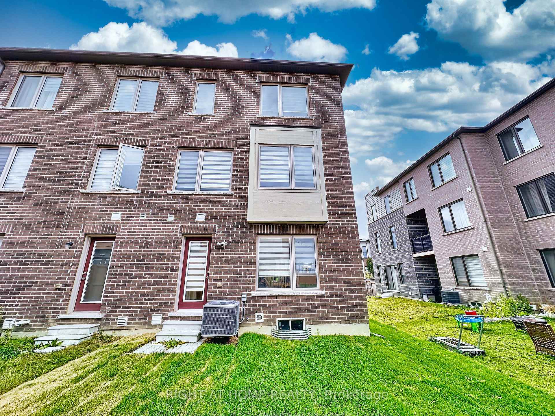 Photo 23 of 209 Vantage Loop, Newmarket, Woodland Hill — HOMEH