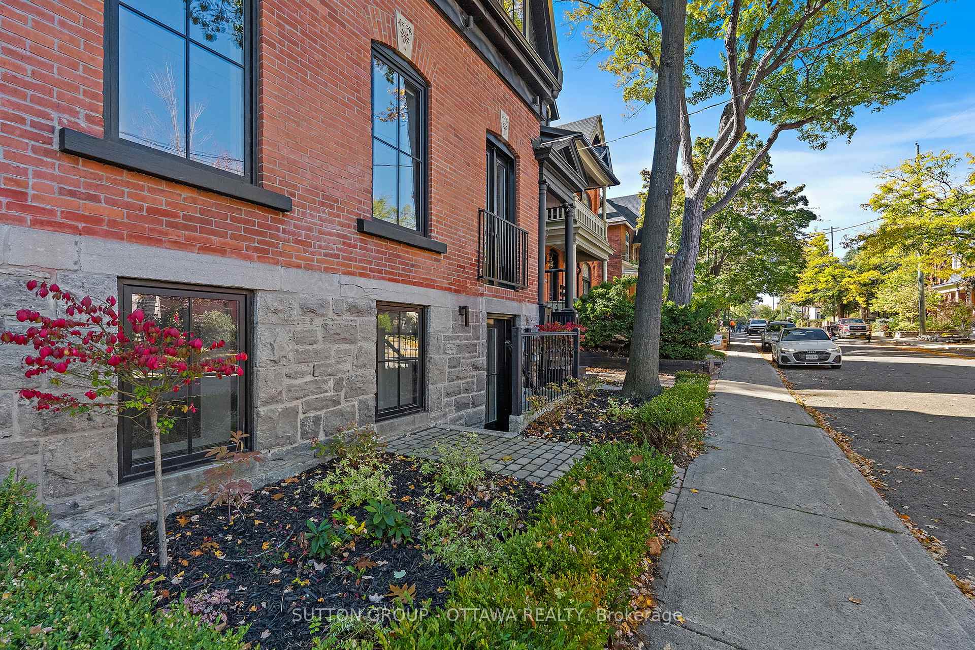 Photo 2 of 512 Cooper Street, Ottawa, Ottawa Centre — HOMEH