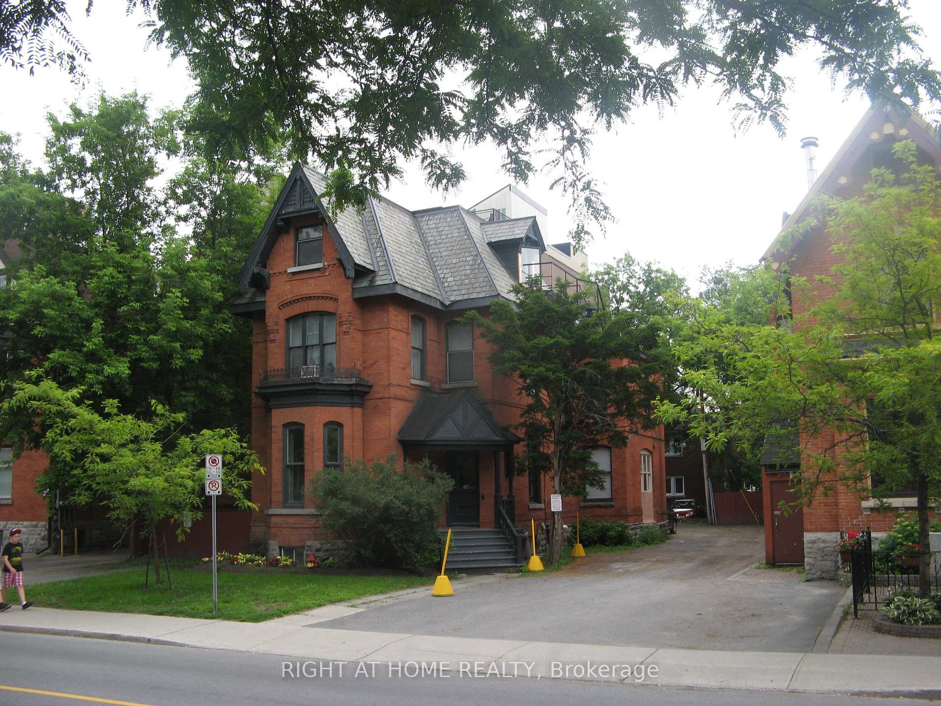 Front of Unit apt. 5, 294 Somerset Street W