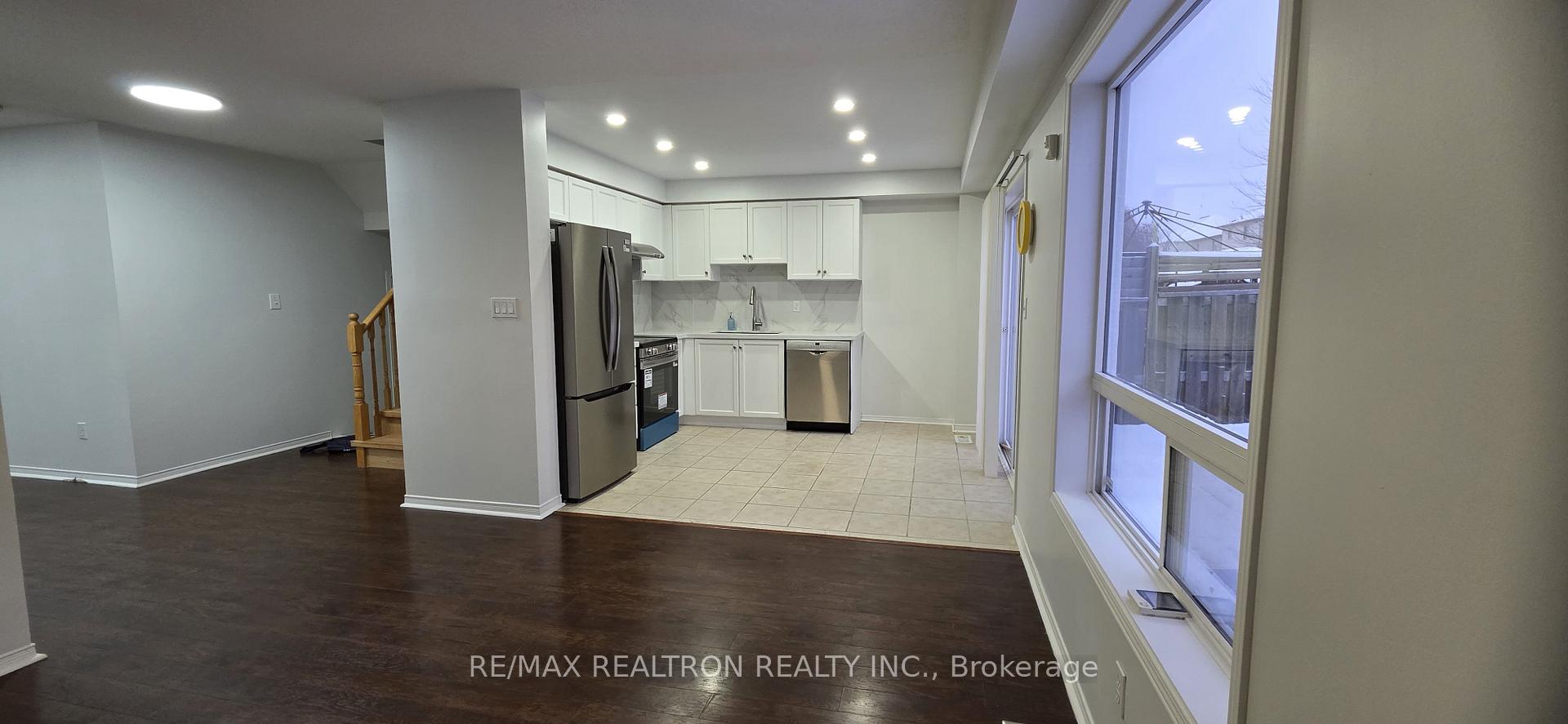 Photo 8 of 674 Brasswinds Trail, Oshawa, Pinecrest — HOMEH