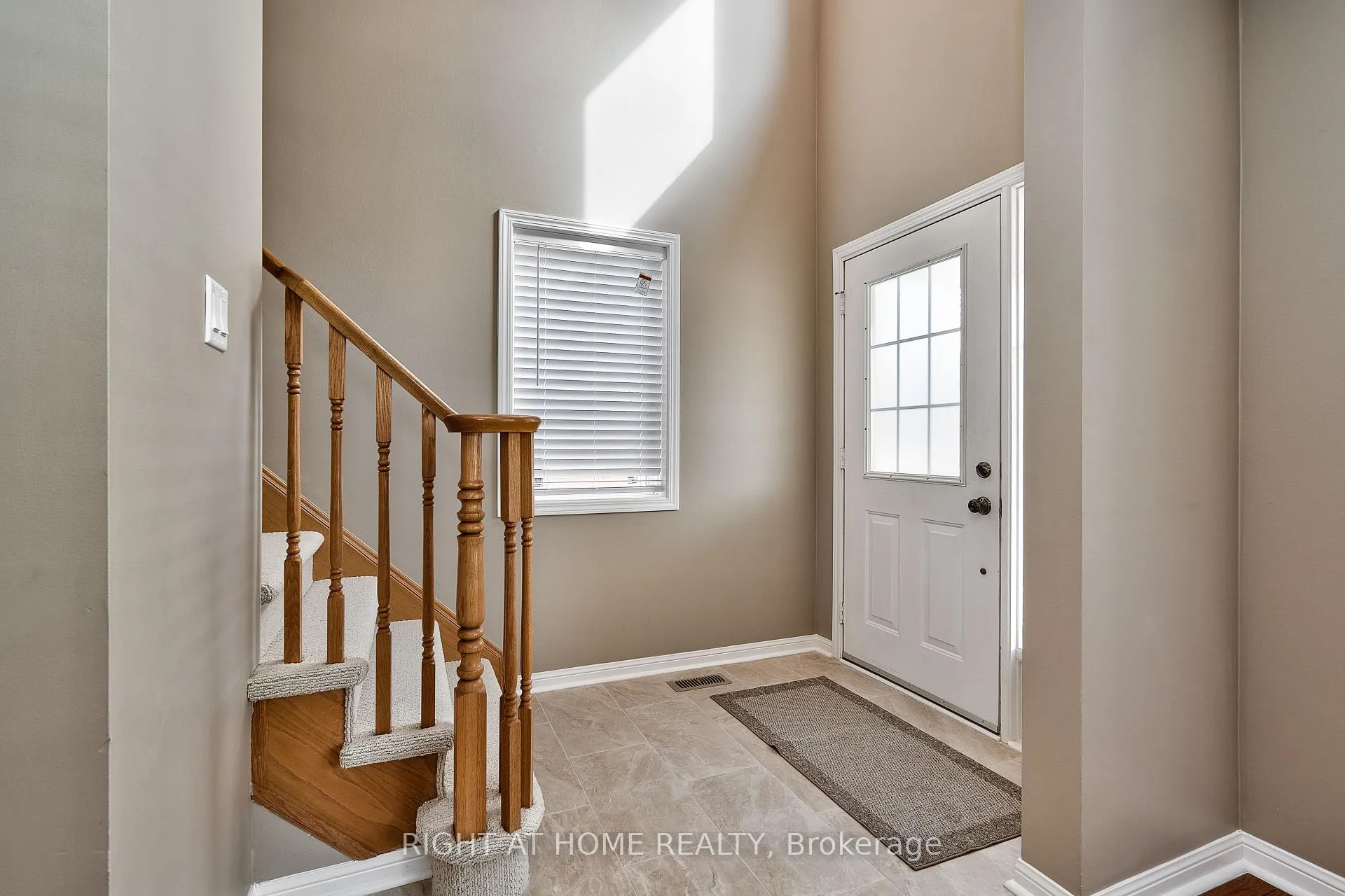 Photo 4 of 1337 Goldhawk Trail, Oakville, West Oak Trails — HOMEH