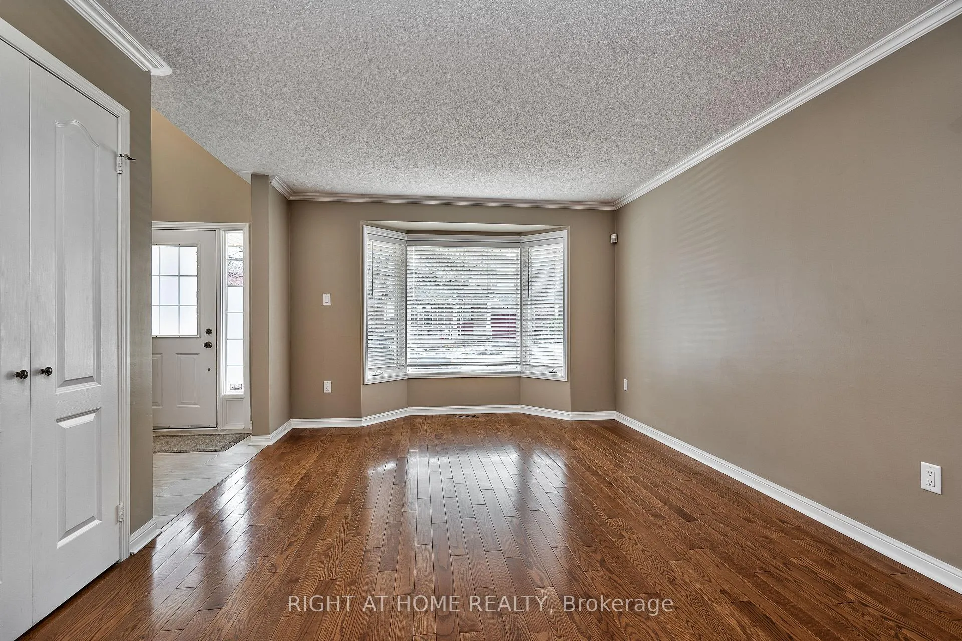 Photo 5 of 1337 Goldhawk Trail, Oakville, West Oak Trails — HOMEH