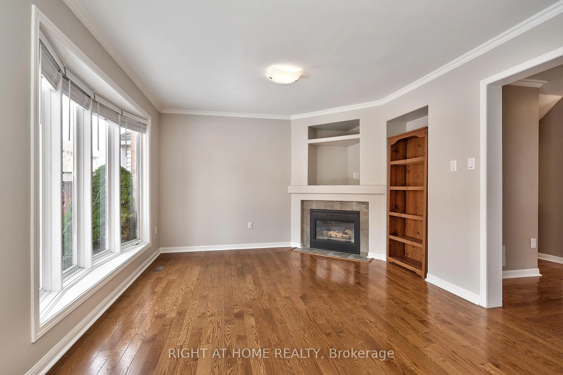 Photo 8 of 1337 Goldhawk Trail, Oakville, West Oak Trails — HOMEH