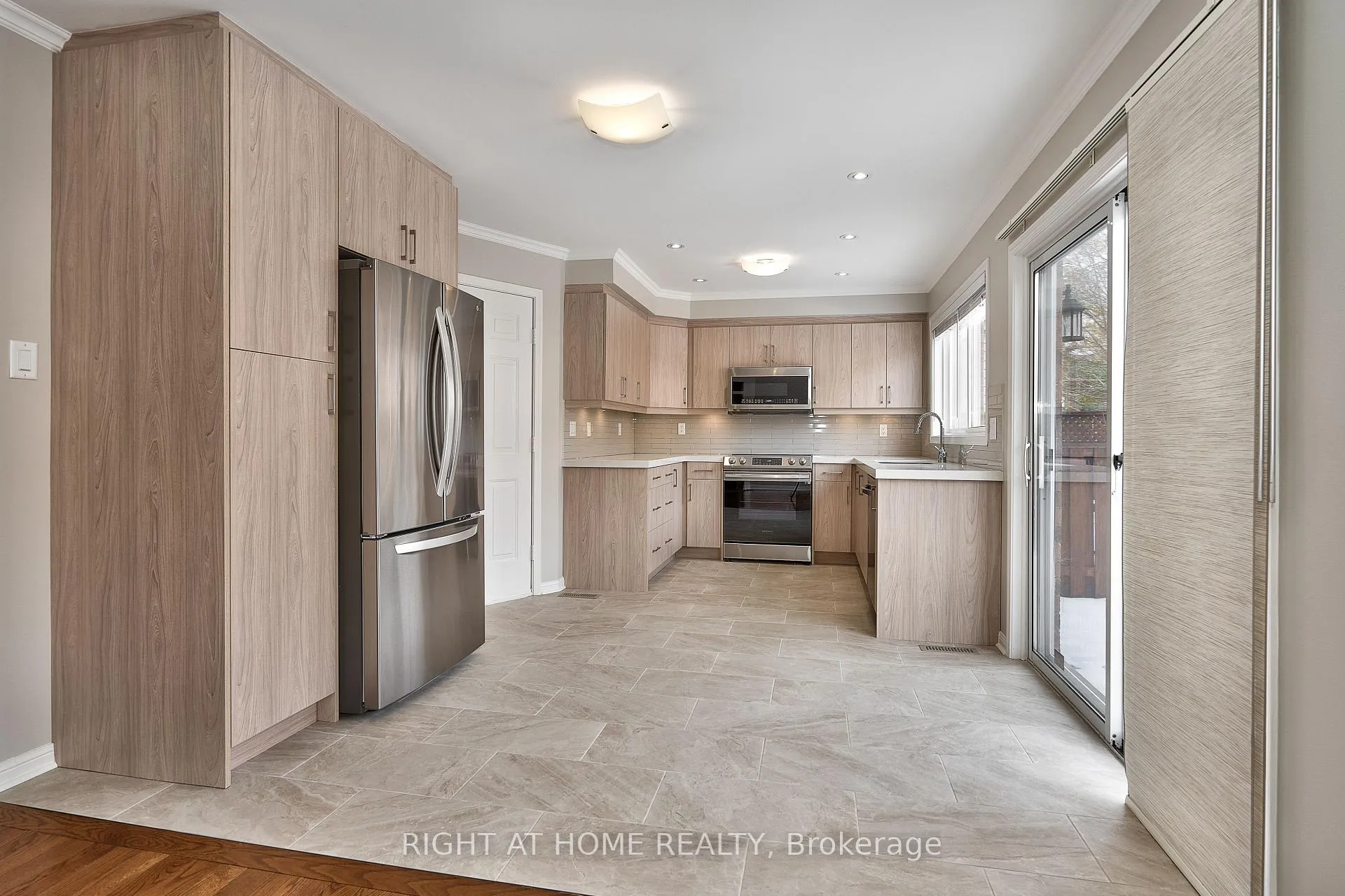 Photo 9 of 1337 Goldhawk Trail, Oakville, West Oak Trails — HOMEH