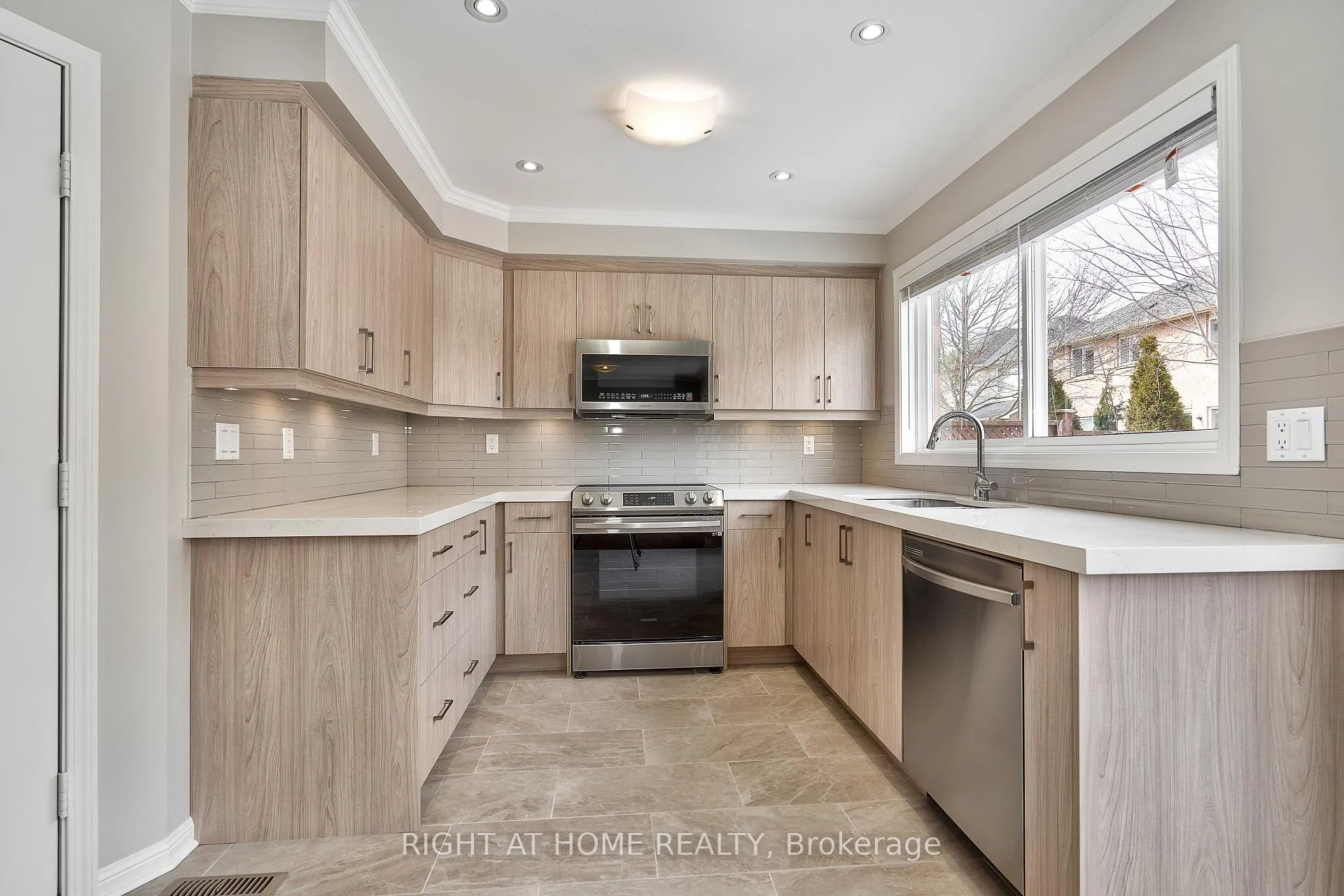 Photo 10 of 1337 Goldhawk Trail, Oakville, West Oak Trails — HOMEH