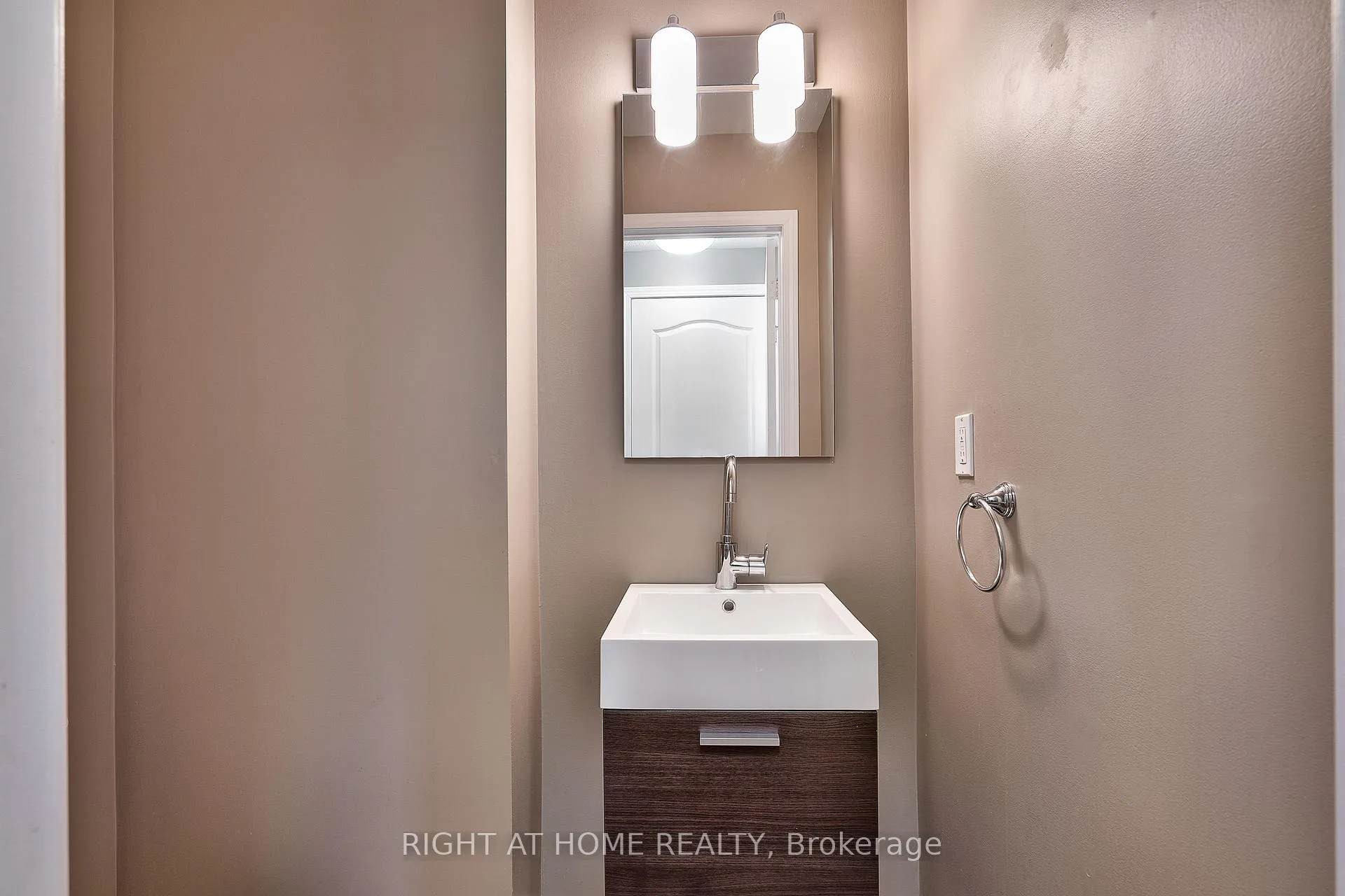 Photo 11 of 1337 Goldhawk Trail, Oakville, West Oak Trails — HOMEH